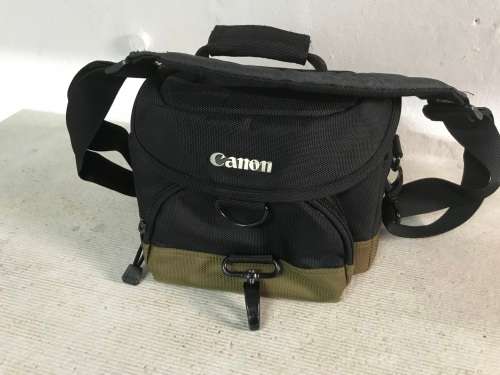 CANON  CAMERA  BAG IN  GOOD  CONDITION